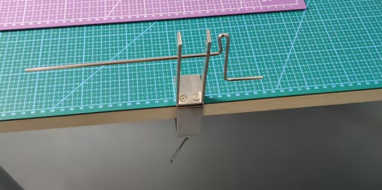 Clamp gizmo on the working table with the built-in table-mount base