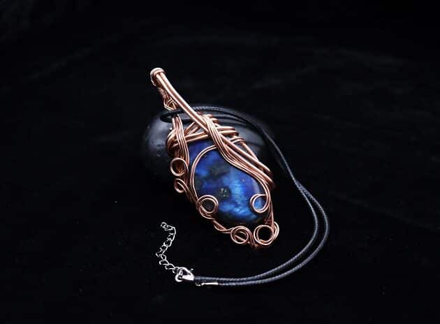 Wire-Wrapping Iridescent Blue Labradorite With Swirls Pendant Tutorial 0