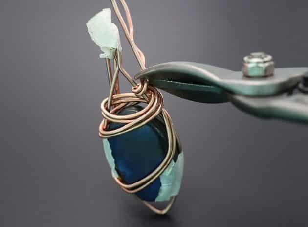 Wire-Wrapping Iridescent Blue Labradorite With Swirls Pendant Tutorial 31