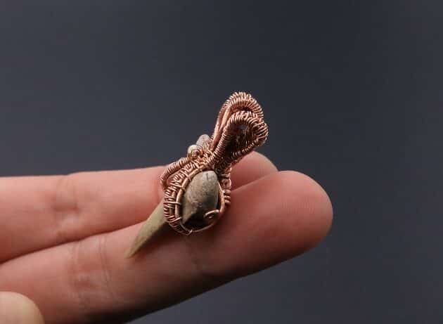 Wire-Wrapping Shark Tooth With Diamond Weave Bail Pendant Tutorial 81